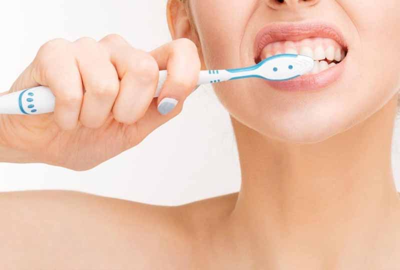 Vệ sinh răng miệng đúng cách giúp răng trắng, khỏe hơn