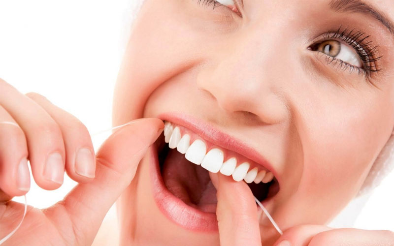 vệ sinh răng miệng đúng cách là lưu ý quan trọng khi niềng răng