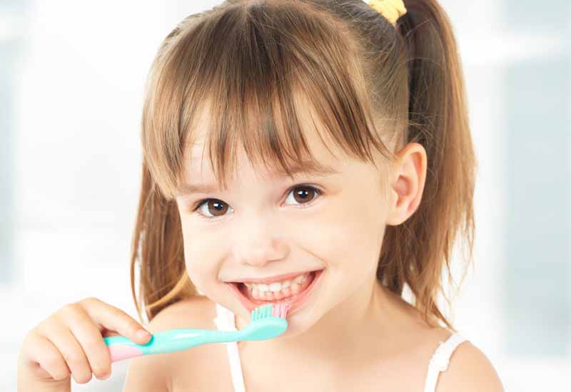 Trong quá trình niềng răng trainer trẻ cần giữ vệ sinh răng miệng sạch sẽ