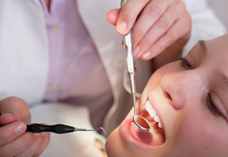 Tái khám định kỳ theo đúng lịch hẹn với bác sĩ là rất quan trọng trong quá trình niềng răng