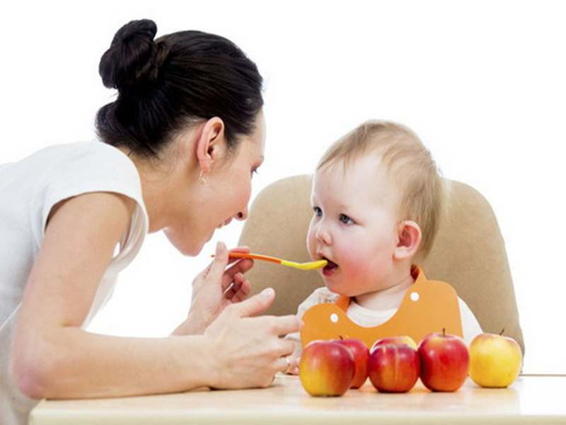 Cha mẹ nên cải thiện chế độ dinh dưỡng cho bé nếu bé 8 tháng tuổi vẫn chưa mọc răng.