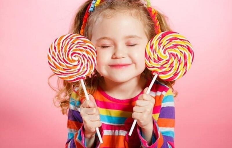 Trẻ ăn quá nhiều đồ ngọt là nguyên nhân gây viêm nha chu