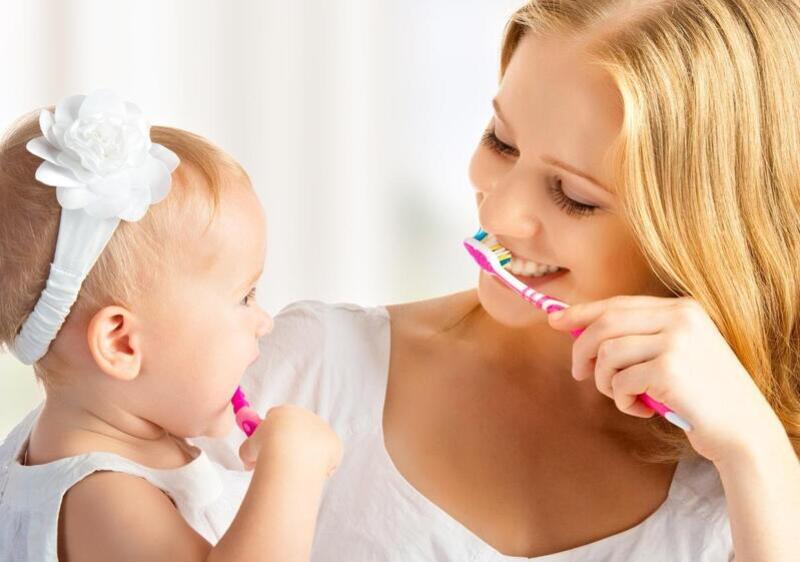 Vệ sinh răng miệng hợp lý là cách tốt nhất điều trị bệnh cho bé
