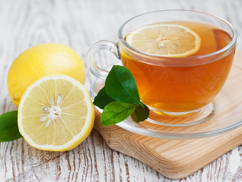 Một trong những đáp án của câu hỏi bị viêm lợi nên ăn gì là nước chanh mật ong