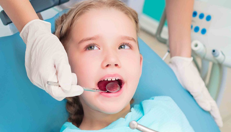 Tùy tình trạng bệnh bác sĩ sẽ chỉ định loại bỏ mủ dịch hoặc nhổ răng khi cần thiết