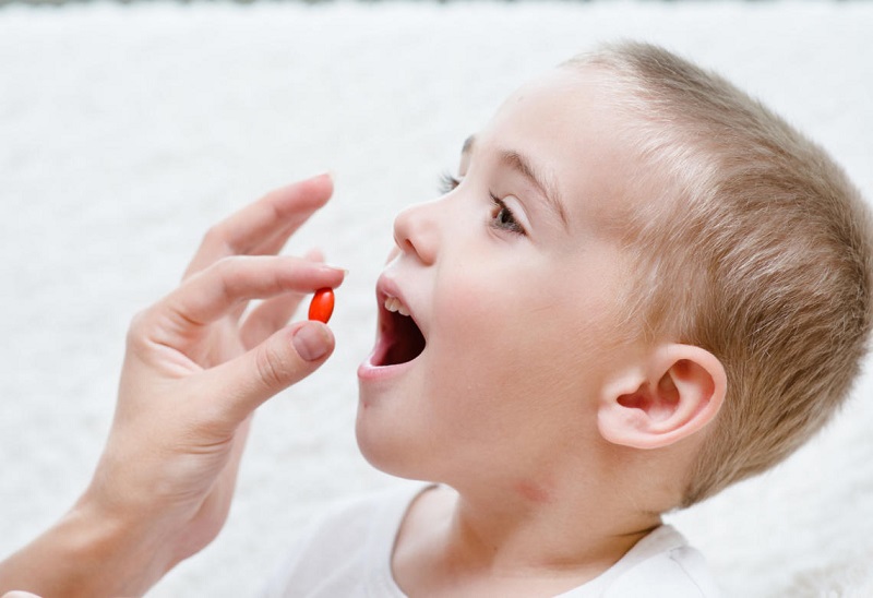 Phụ huynh nên cho trẻ uống thuốc theo đúng chỉ dẫn, kết hợp súc miệng bằng nước muối