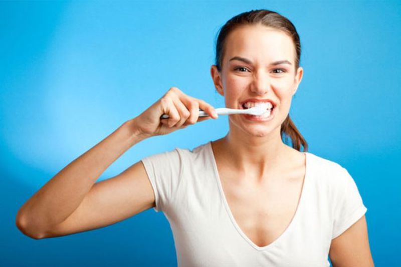 Vệ sinh răng miệng sạch sẽ mỗi ngày