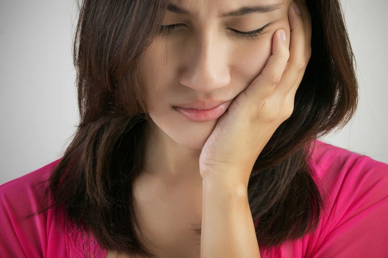 Người bệnh không thể ăn uống được bình thường bởi những cơn đau nhức, ê buốt răng kéo dài