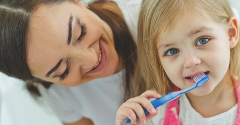 Phụ huynh nên hướng dẫn các bé các vệ sinh răng miệng tại nhà