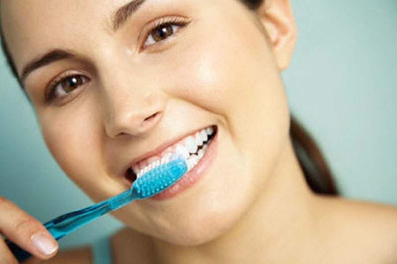 Chú ý vệ sinh răng miệng sạch sẽ để phòng ngừa viêm nướu chân răng