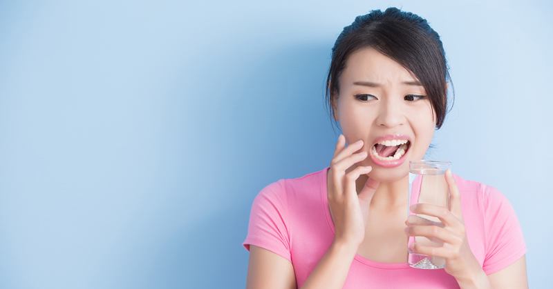 Ê buốt răng sau khi sinh gây khó khăn trong nhai nuốt làm mẹ mất cảm giác ngon miệng.