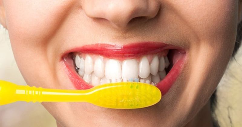 Vệ sinh răng miệng đúng cách giúp mẹ tránh được tình trạng ê buốt răng sau khi sinh.