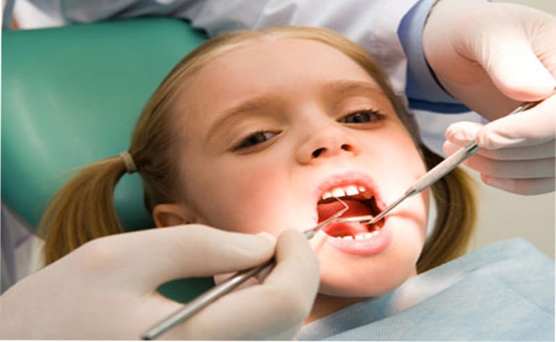 Ngoài nhổ răng sữa cho trẻ bao nhiêu tiền, ba mẹ cũng cần căn cứ vào các tiêu chí khác để lựa chọn cơ sở nhổ răng