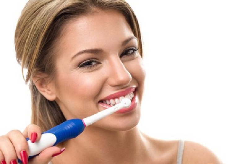Cách chăm sóc răng miệng mỗi ngày là yếu tố quan trọng quyết định đến tuổi thọ của răng sứ
