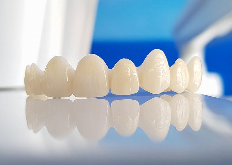 Răng giả được làm từ chất liệu Zirconia có độ bền chắc cực cao