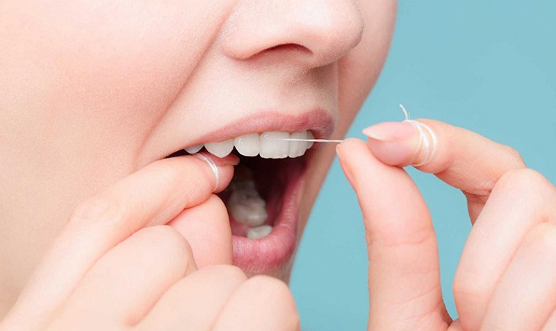 Bạn nên tập thói quen dùng chỉ nha khoa để vệ sinh răng miệng sau mỗi bữa ăn