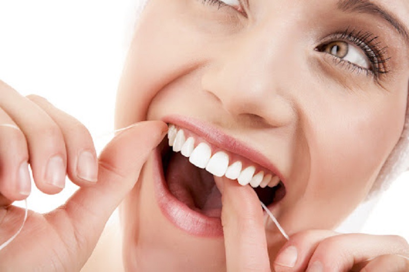 Nên kết hợp dùng chỉ nha khoa với việc chải răng đều đặn mỗi ngày