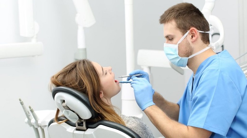 Khi gặp triệu chứng bất thường sau khi nhổ răng, hãy liên hệ với bác sĩ ngay