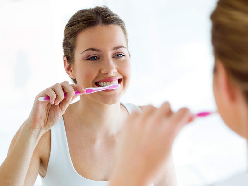 Trước khi áp dụng cách làm trắng răng bằng vỏ chuối, bạn cần thực hiện các bước làm sạch răng cơ bản