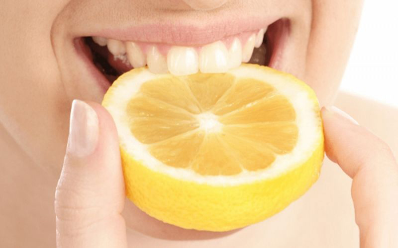 Quả chanh có chứa nhiều axit giúp kháng khuẩn, đồng thời làm trắng răng hiệu quả