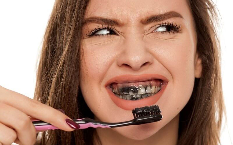 Đánh răng cùng than hoạt tính giúp bạn có hàm răng sáng khỏe hơn