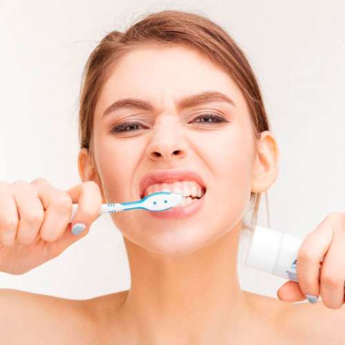 Việc vệ sinh răng miệng không đúng cách có thể dẫn đến viêm nhiễm